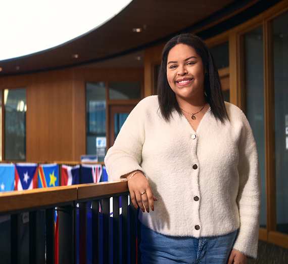 Une femme se tient à côté de plusieurs kayaks
